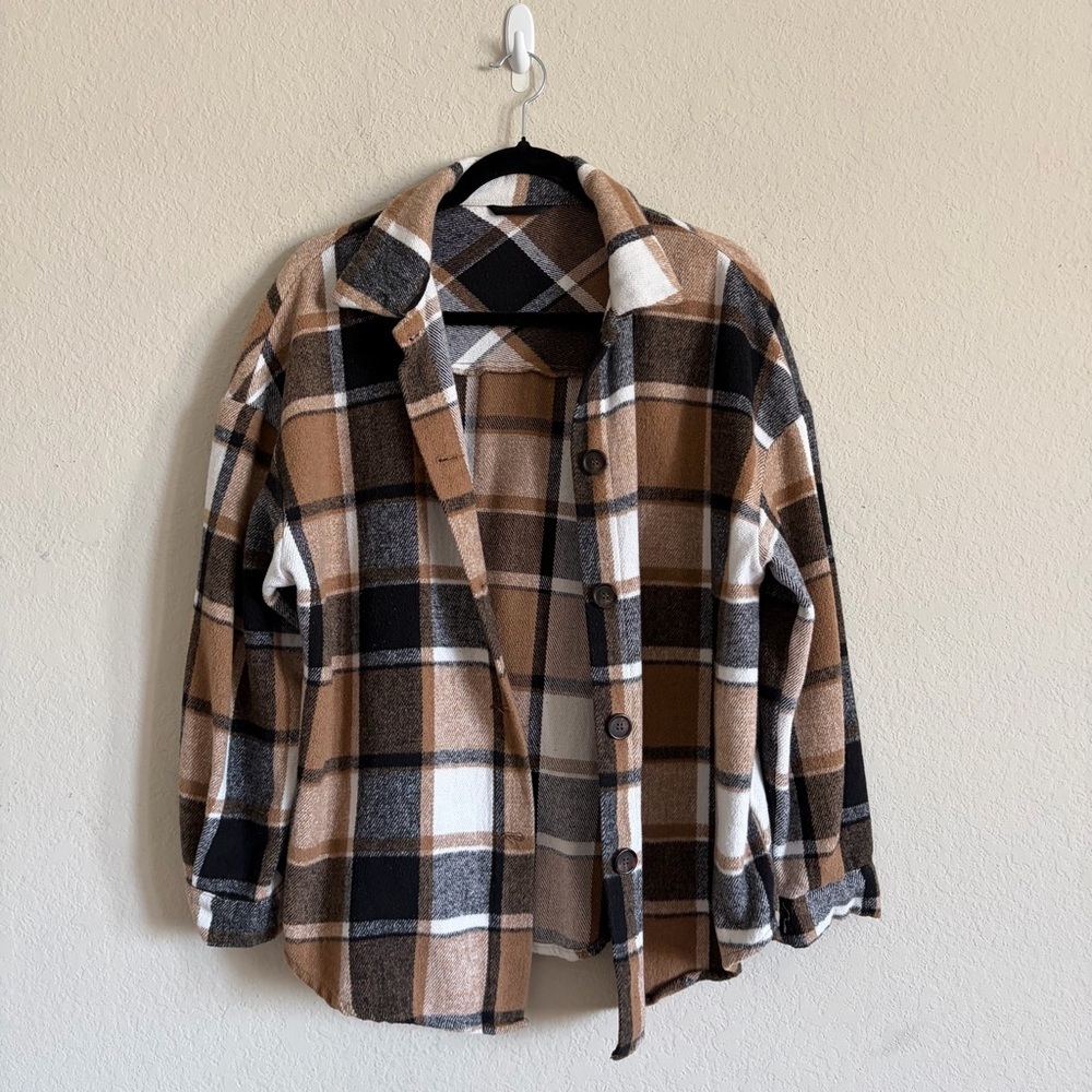 Woman’s Plaid Button-Up shacket size L cozy casual layering chic